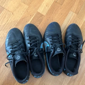 Fotbollskor  - Skorna är storlek 40 och 41 Märket är Nike tiempo. De är lite slitna men de funkar. Båda två paren kostar 300 och annars kostar de 200kr styck