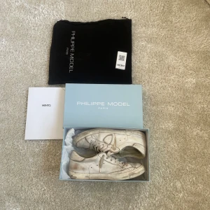 Phillipe modell skor - Storlek 43, mycket använda men går absolut att snygga till med en enkel rengöring. Säljer då jag inte använder dom längre. Byten kan vara intressant så skicka ifall ni har något. Allt og finns och även digitalt kvitto från miinto. Nypris runt 3000kr.