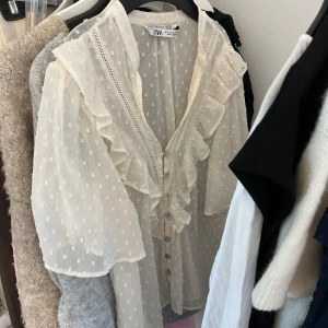 Zara blus - Superfin blus ifrån Zara som inte kommer till användning. Storlek xs men passar både xs och s. I fint skick 💘