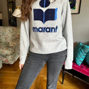 Isabel marant  - Säljer denna sjukt snygga isabel marant tröjan, som är super fin till hösten!! På bild tre så det man den ända defekten o där av priset🥰