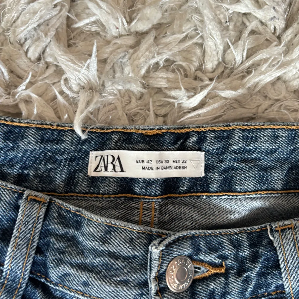 Här säljer jag ett par av mina Zara jeans som är i storleken EUR 42 och inte längre kommer till användning. För fler frågor eller funderingar så är det bara att höra av dig så svarar jag så fort jag kan!. Jeans & Byxor.