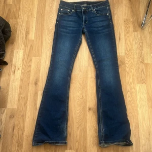 lågmidjade bootcut jeans - köpta från nelly. hör av er vid frågor❤️