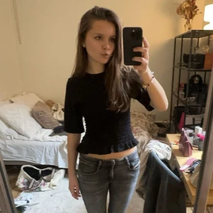 Svart Smockad topp - Jättefin topp från H&M som är helt slutsåld! Använt endast en gång❤️ Pris går att diskutera vid snabb affär & skriv gärna till mig vid eventuella frågor❤️❤️