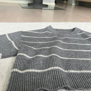 Grå stickad tröja 🩶 - Storlek: 140, 9-10 år  Fint skick   