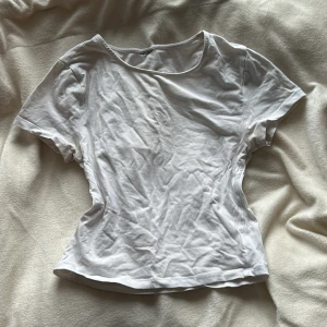 Babytee - Vit babytee som är stretchig så kan passa från xs-m :) Bra skick inga fläckar eller hål!