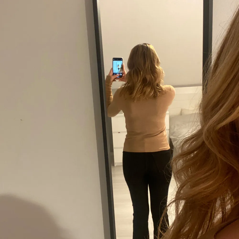 Säljer en superfin beige tröja från Zara i storlek S. Den är långärmad och har en snygg v-ringning. Tröjan är i ett mjukt material och har dekorativa guldknappar vid ärmsluten. Perfekt för både vardag och fest!. Neuletakit & Villapaidat.