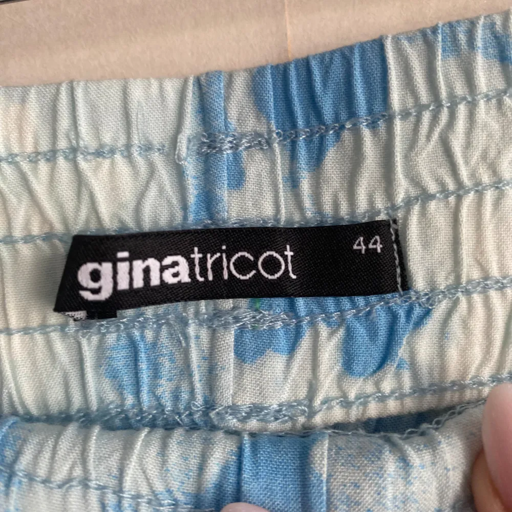 Säljer dessa supersköna och superlätta byxorna från Gina Tricot. De är blåvita med resorband i minjan med ett snöre. Använda fåtal gånger.. Jeans & Byxor.