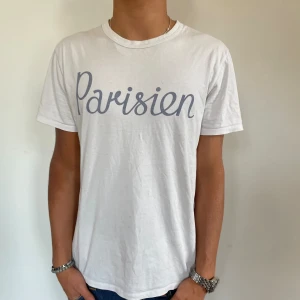 Maison Kitsuné - T shirt från maison kitsuné!  Skick: 10/10 Storlek: L Bildmodell: 182, 72kg (aningen för stor) 
