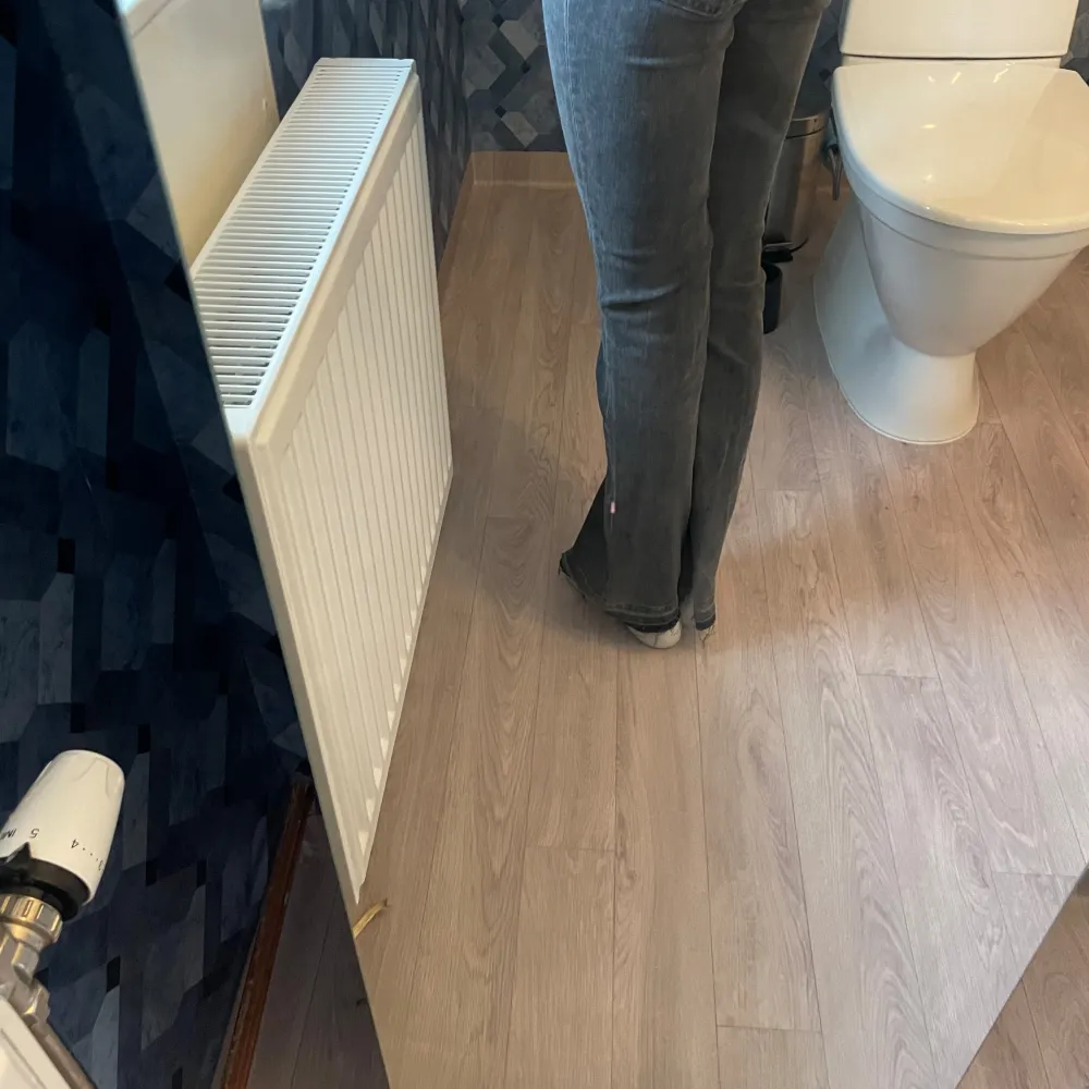 Säljer dessa jeans som är i storken 152  från gina tricot på grund av att de inte passar i längden eller i midjan, de är upp sprättade nere vid benen, jag är 163 och tycker att de är lite korta. Pris kan diskuteras❤️. Jeans & Byxor.