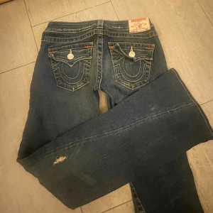 True religion jeans - Säljer då dem är lite för stora och långa för mig som är ca 160❣️Dom är lågmidjade och utsvängda, midjan är 32-39 cm tvärs över! Använt typ 2 gånger så helt nya❤️