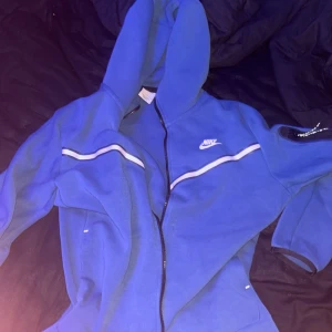 Nike tech blå - Säljer den som ny använt få gånger  