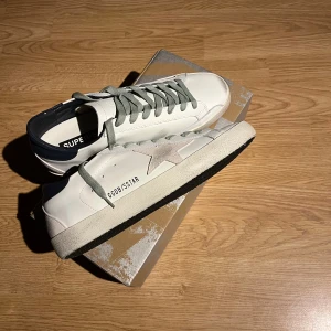 Golden goose  - Använda knappt några gånger . Är storlek 42 men passar bra på mig som har 43. Priset kan diskuteras.(kom med bud)