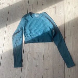 Mörkgrön träningströja från Aim’n  - Använt en gång, väldigt bra skick, ribbad magtröja