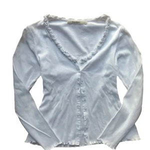 y2k trendig sommar kofta - (Repost) super fin kofta med detaljer. Passar en XS- M beroende på önskad passform. 