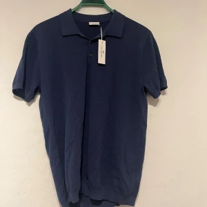 John Henric Pikétröjor  - Säljer nu 2st John Henric pikéer båda i strl L som ett paketerbjudande! Båda är i perfekt skick och som ni kan se så har den blå pikén fortfarande prislappen kvar. DM för frågor!