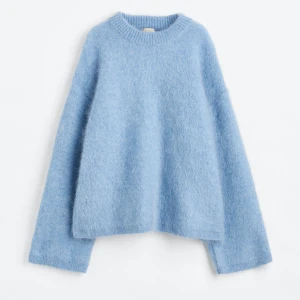 Blå stickad tröja mohairmix - Supersnygg stickad tröja ifrån hm i mohairmix. Köpt för 1000kr och tyvärr knappt använd. Strl S men passar bra på mig som har M (oversized i storleken)