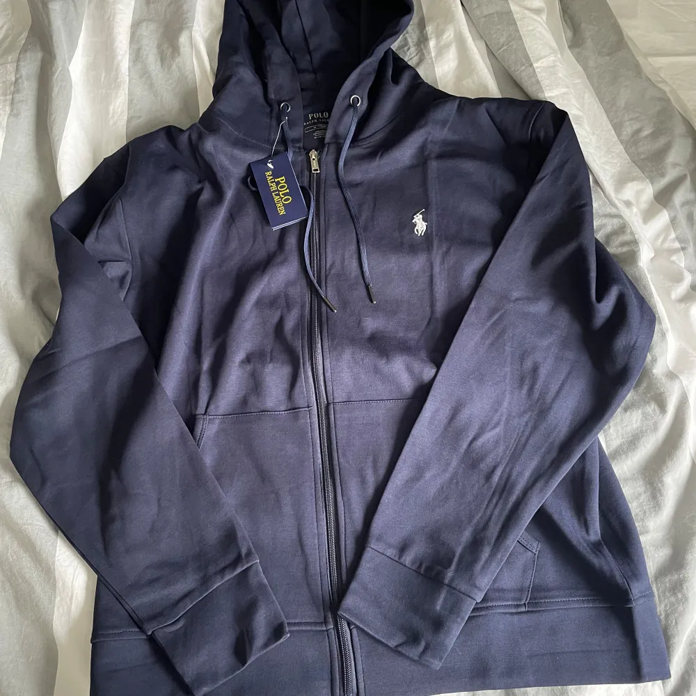 Säljer denna feta Ralph lauren hoodie i storlek m. Perfekt för höst/ vinter. Bara att skriva vid funderingar😀. Hoodies.