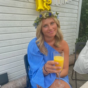 Blå One Shoulder klänning Arket - Superfint skick, perfekt för tex midsommar där jag hade min hihi!  Använd  2-3 gånger! 