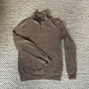 Half zip tröja - Stickad half zip tröja från H&M! Väldigt bra skick i storlek S! Hör av dig vid frågor!😀