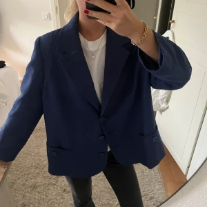 Kavaj - Blå kavaj i typ jeanstyg. Står ej märke i så vet ej vart ifrån😁 