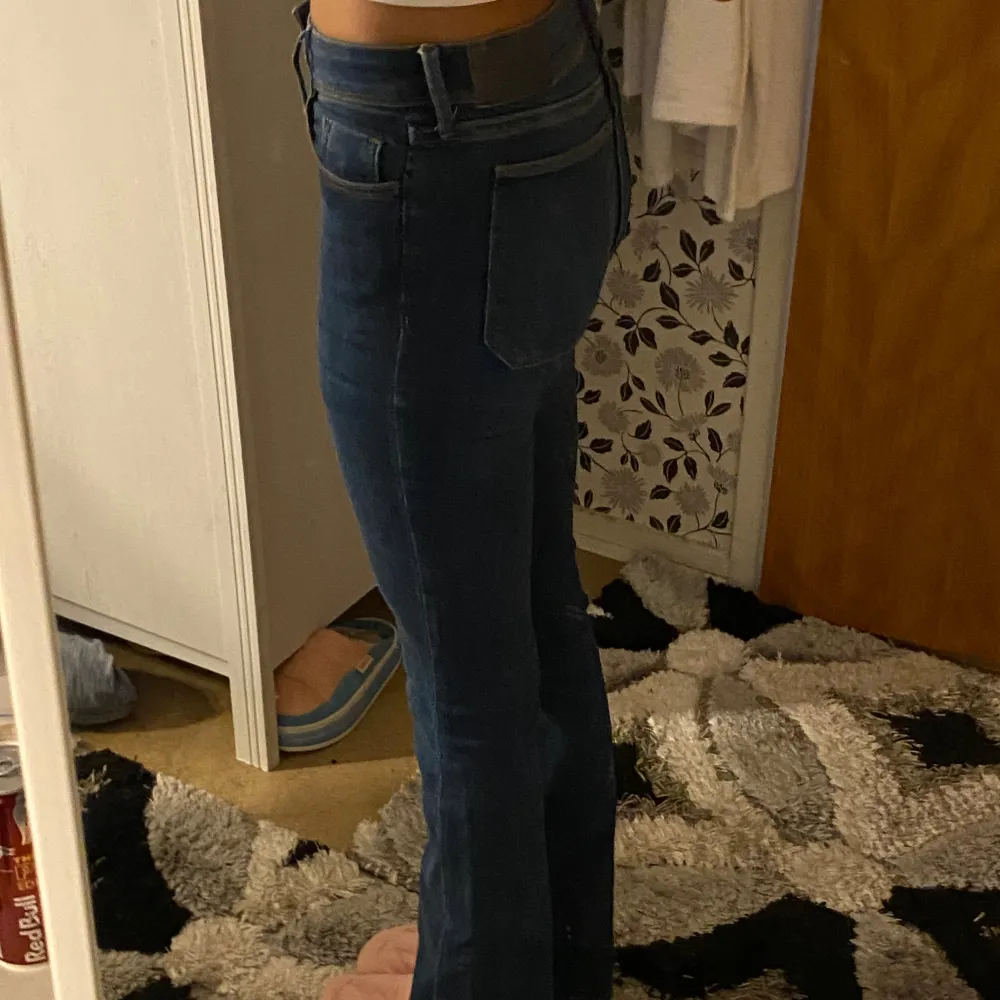 Säljer ett par snygga mörkblå bootcut jeans från H&M. De är i bra skick, strl 36 men passar även 34.. Jeans & Byxor.