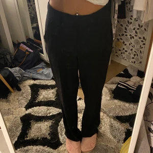 Svarta byxor - Säljer ett par svarta kostym byxor. man kan vika upp dem så de blir vita sträck. dem är i strl 38.