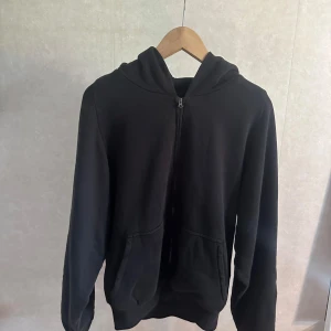 Yeezy Gap Zip Up Hoodie - Den perfekta hoodien har du här, dem väldigt limiterade Yeezy Gap Ziphoodisarna Kanye släppte kort efter Vultures 1 (💩), som tur är e dessa bättre ån albumet o mer likt Late Registration (hans bästa) asskön crop passform o stora sleeves, Size M!