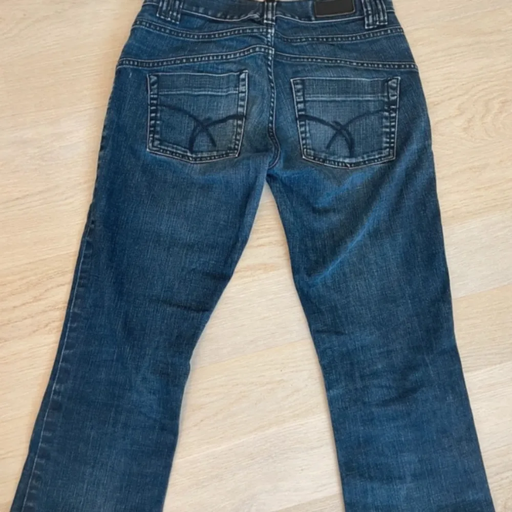 Säljer dessa snygga lågmidjade jeans.  Midjemåttet med extraknappen är 35-36(mätt rakt över), midjemåttet med orginalknapp är 37-38 cm (mätt rakt över) Inerbenslängd: 78cm  Hör av er vid frågor eller annat 🥰. Jeans & Byxor.