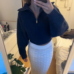 Mörkblå stickad tröja från Gina Tricot - Supermysig mörkblå stickad tröja från Gina Tricot. Perfekt för höst och vinter! Strl S 🌊 