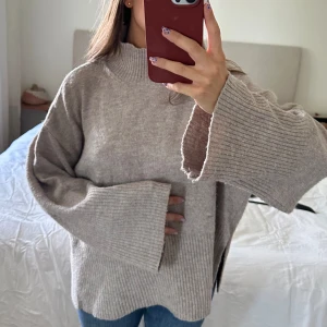 Stickad tröja Gina Tricot - Varm och mysig snygg oversize stickad tröja med polo från Gina!  Storlek M  Beige / grå färg  Pyttelite nopprig på vissa ställen, men superbra skick! Använd fåtal gånger.
