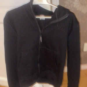 Cp company hoodie  - Tja säljer nu min cp company hoodie, i stolek m men passar även s Den är väldigt bra skick använd Max 2 gånger då den inte har några skador eller defekter, har fler bilder om ni vill se Pris kan diskuteras vid snabb affär