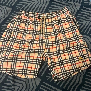 burberry badshorts  - burberry badshorts skulle säga passar bäst i M 350kr