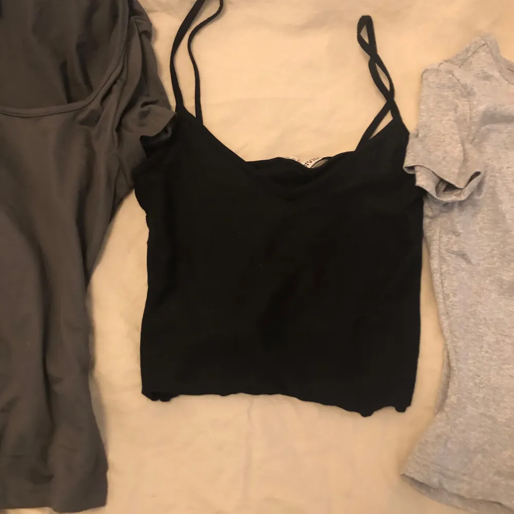 säljer 5 toppar för 129 kr (h&m och shein) alla i bra skick. Toppar.