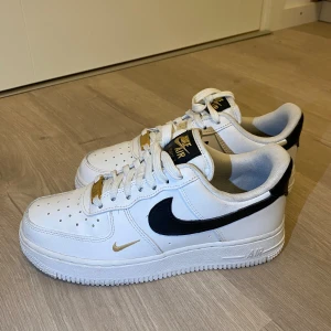 Air force - Säljer dessa stilrena airforce. Endast använda 2-3 gånger så de är i väldigt bra skick. Har en slitning på den högra foten där framme som jag fotat på sista bilden annars väldigt fina. 