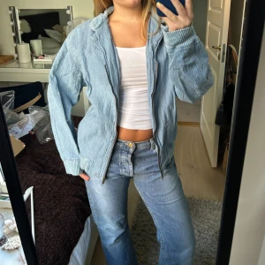 Denim jacka - Jeans jacka med dragkedja och krage