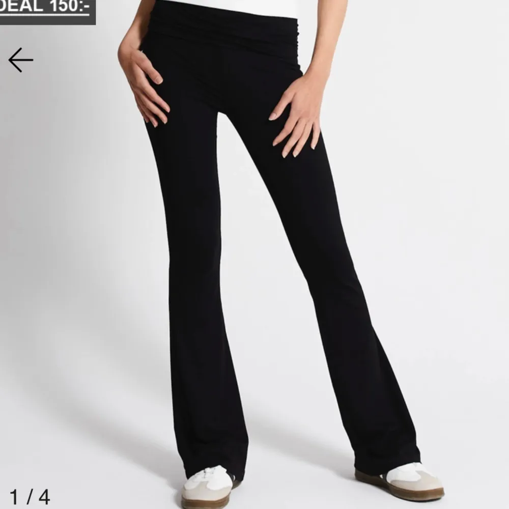 Säljer nu mina svarta low wiast yoga pants från lager 157!. Jeans & Byxor.