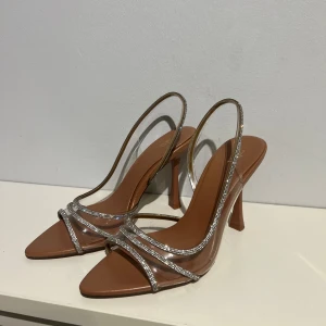 Klackskor - Klackskor i storlek 37. Använda enbart en gång inomhus i cirka 2 timmar. 