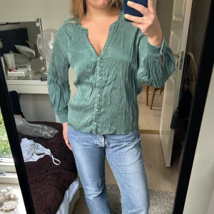 Grön blus - Grön blus med knappar och v-ringningen 