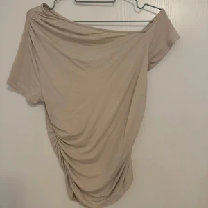 Off shoulder soft touch - Jättefin offshoulder soft touch topp ifrån Gina tricot. den här toppen har aldrig använts eftersom den är en storlek för stor på mig. annars är materialet bra