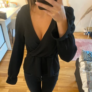 Svart blus - Gullig svart blus köpt på vero moda ☺️perfekt skick !