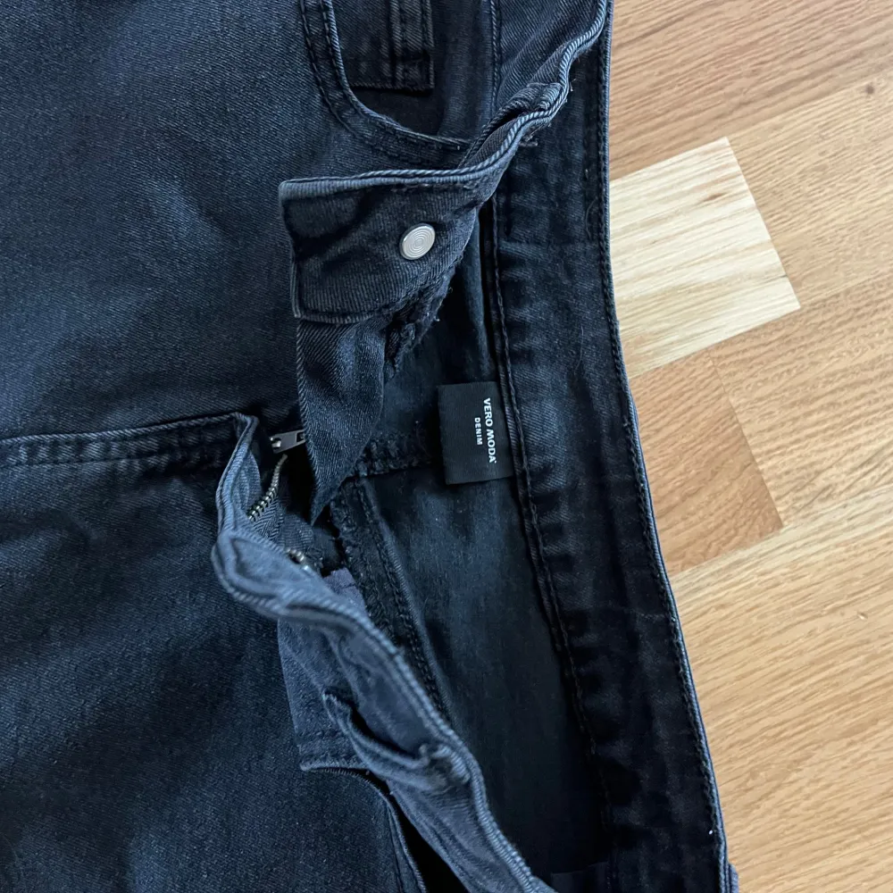 Jeanskjol i svart denim i använt men fint skick.   . Kjolar.