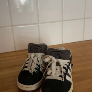 Campus 00s - Säljer mina campus 00s eftersom dom inte kommer till andvändning andvända ett par gånger men är fortfarande i bra skick och tvättas såklart innan de skickas!❤️