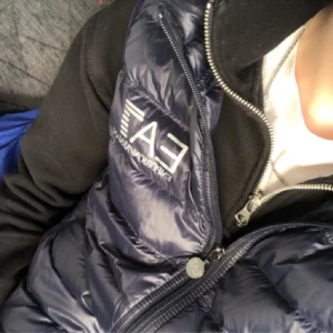 Armani väst  - Säljer en fet emporia Armani väst i färgenmarinblå tar även byten 