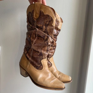 Cowboyboots  -  cowboyboots i läder ❤️välanvända men fortfarande jättefina