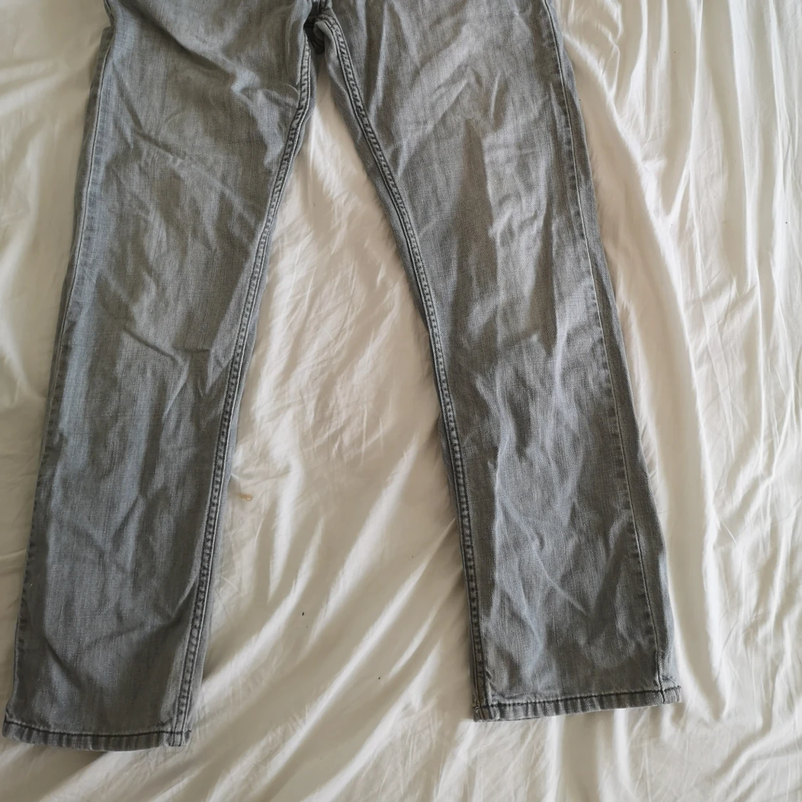 Gråa raka Levis jeans