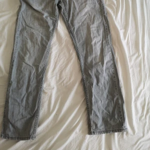Gråa raka Levis jeans - Raka gråa jeans som har använts några gånger