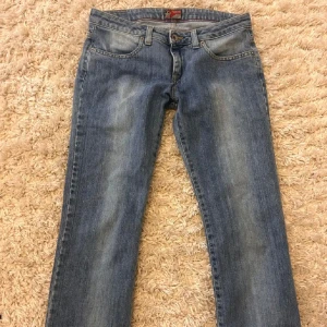 Vintage jeans - !!Säljer dessa assnygga jeans för att jag behöver pengar och dom är lite för små för mig❤️Midjemåttet är 38 rakt över, innerbenslängden är 83