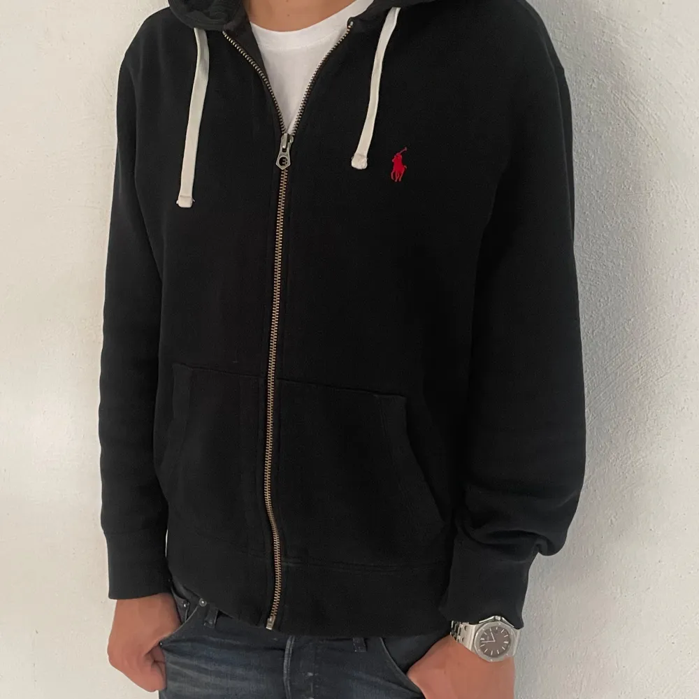 Zip hoodie ifrån märket polo Ralph lauren, fint skick. Storlek M. Tveka inte på att kontakta vid frågor om mått etc!. Hoodies.