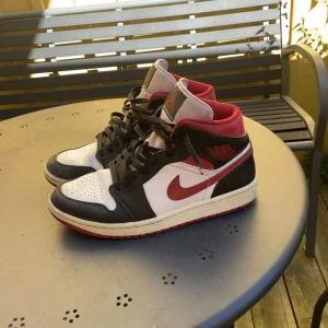 Air Jordan 1  - Hej säljer mina air jordans för jag ej använder dem längre!  Dem är i bra skick liten skada i hälen men inget som syns elle märks när man har skorna på 