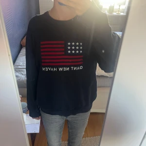 Mörkblå tröja - Än mörkblå tröja från GANT. Fint skick med USA flagga!!